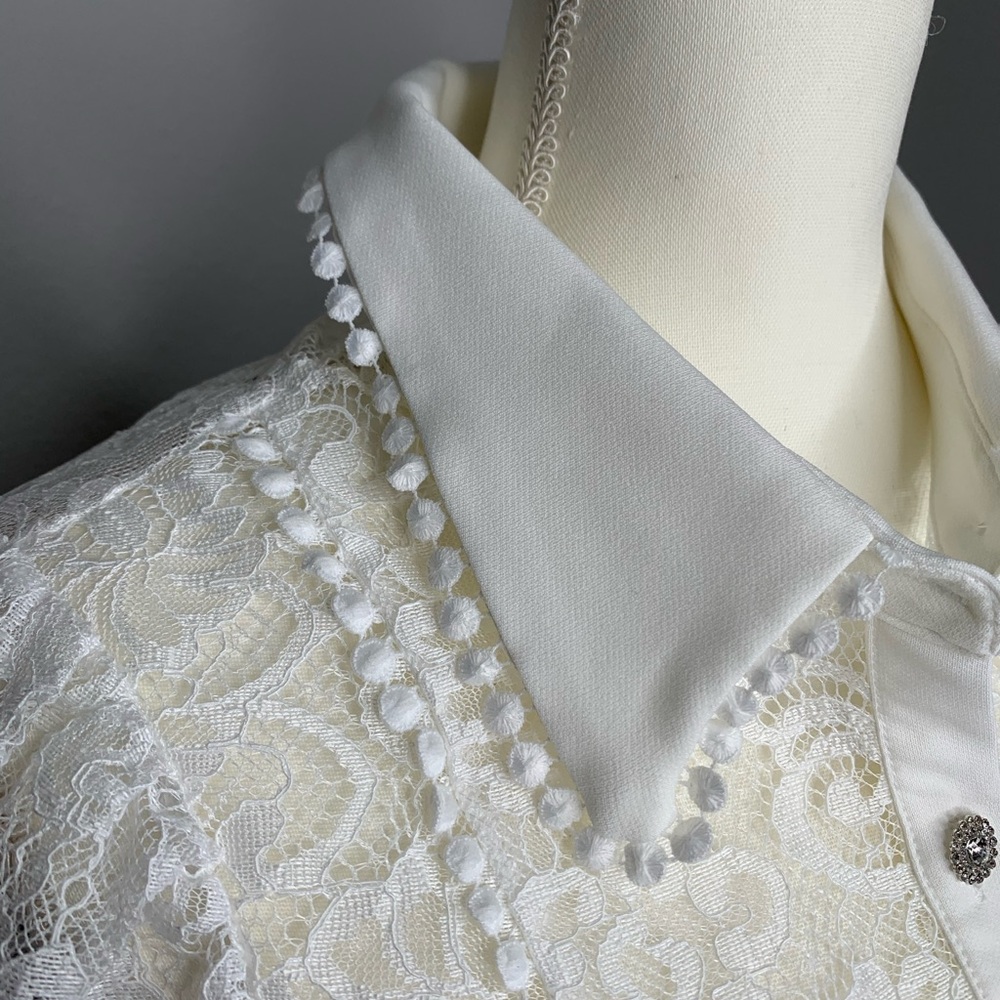 ✨ Lace Rhinestone Button Top ✨ - Picture 4 of 9